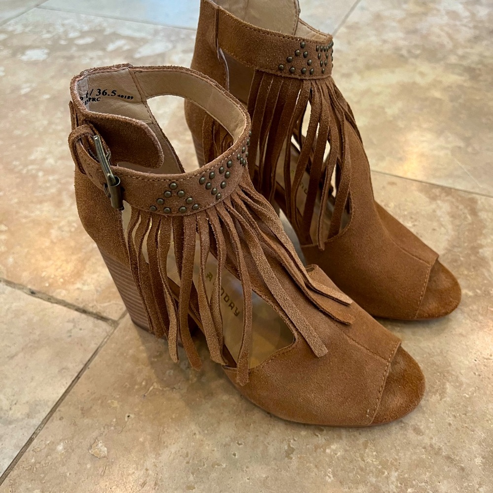 CHINESE LAUNDRY fringe heels/size 6